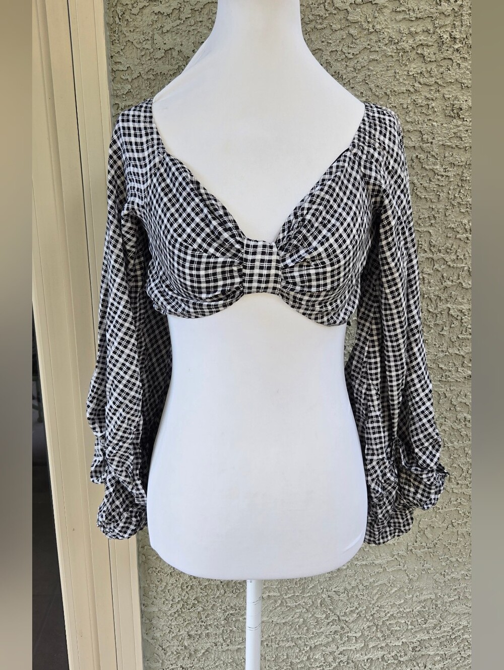 Selfie Leslie Women’s Black & White Gingham Tie-Front Crop Top
